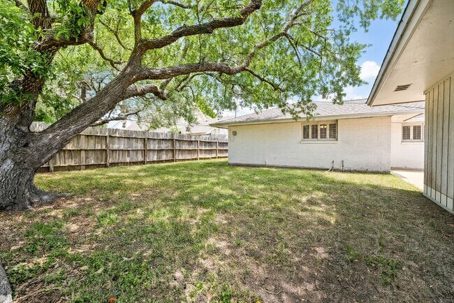 Building Photo - 630 Bradshaw Dr