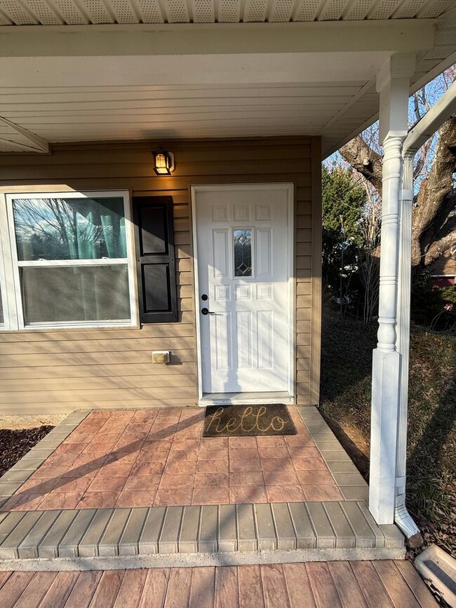 Building Photo - Charming Single Family Home Right Outside ...