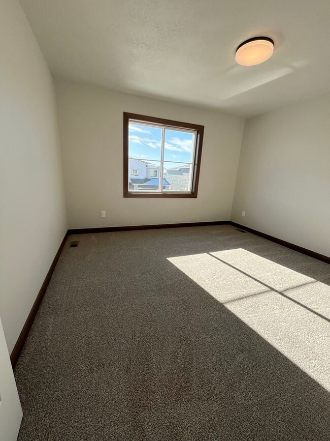 Building Photo - Newly Built 3 Bed/2.5 Bath Townhome in Aspen Ridge!