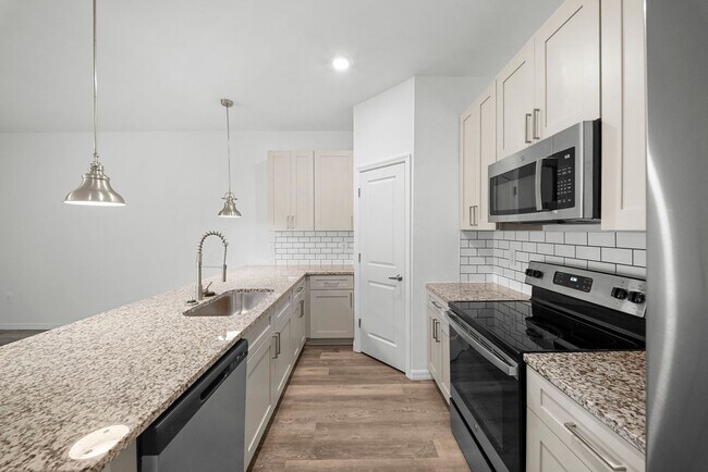 Building Photo - 26483-26483 Sandhill Blvd