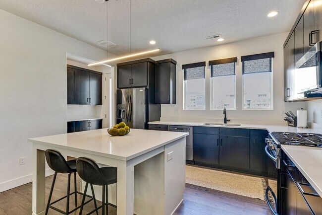 Building Photo - Beautiful Townhome in Daybreak