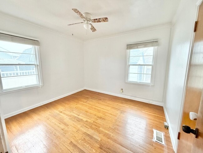 Building Photo - Move in ready home on Routt!