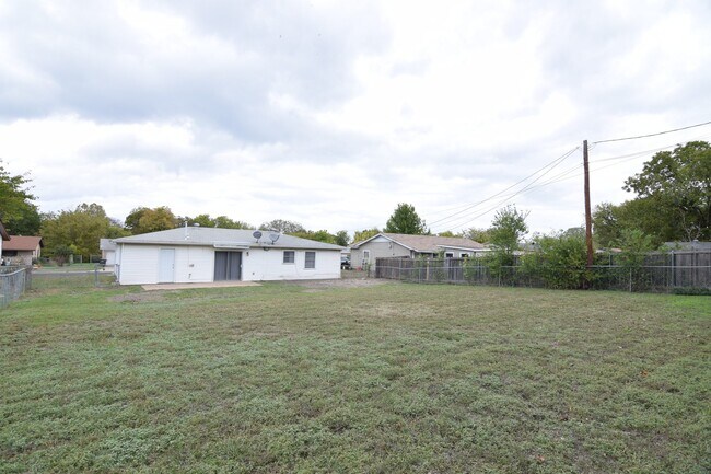 Building Photo - 118 South Dr
