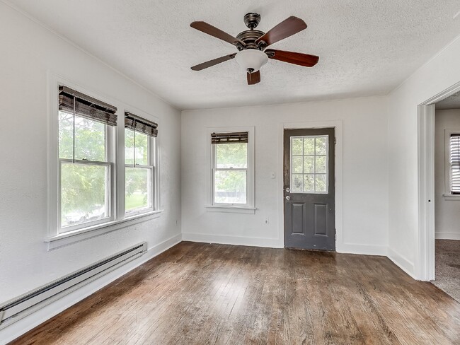 Building Photo - Super cute studio in crestwood