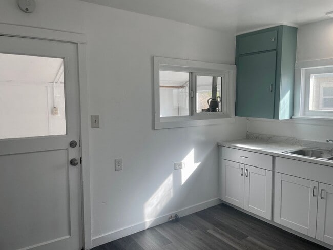Building Photo - Adorable 2 Bedroom 1 Bath