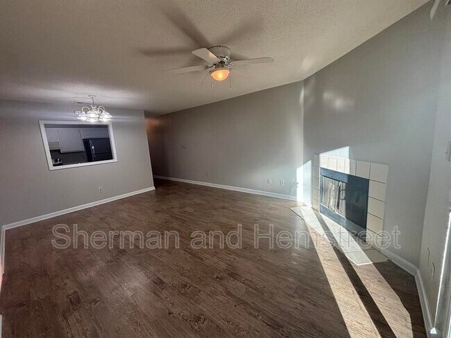 Building Photo - 402 Commons Dr