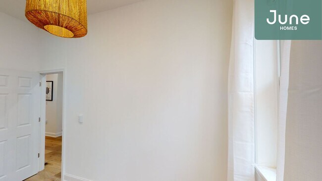 Building Photo - ROOM ONLY in 5-bed/3.5-bath Home