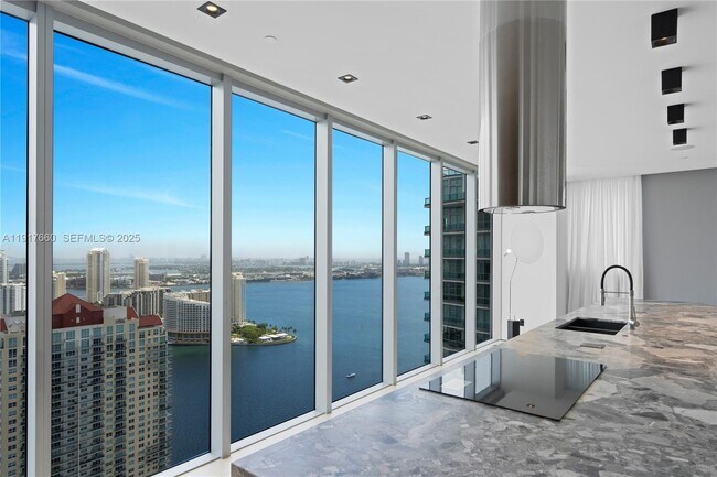 Building Photo - 1300 Brickell Bay Dr