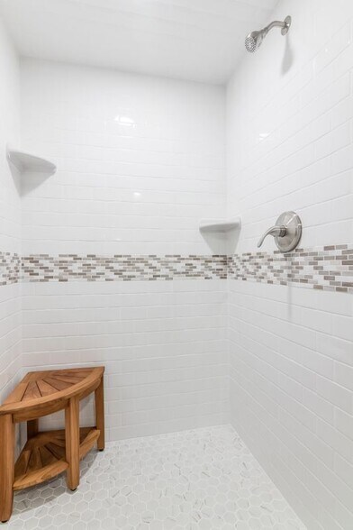 Building Photo - 18 Thompson Ln