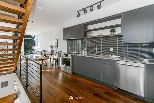 Building Photo - First Hill Modern 2-Bedroom Condo with Rooftop Views – Seattle