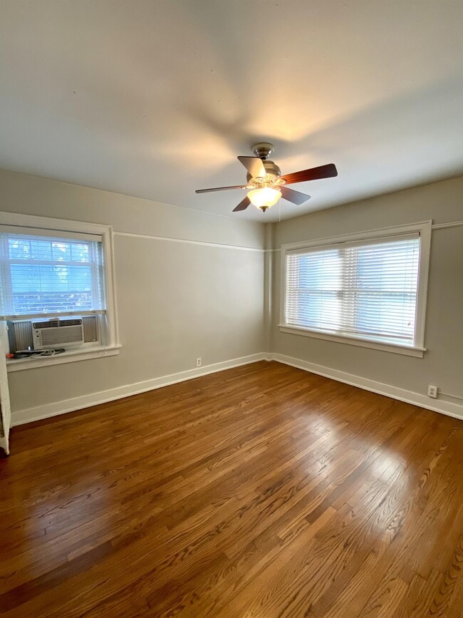 Building Photo - 807 W 48th St