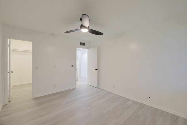 Building Photo - 473 Burgundy N