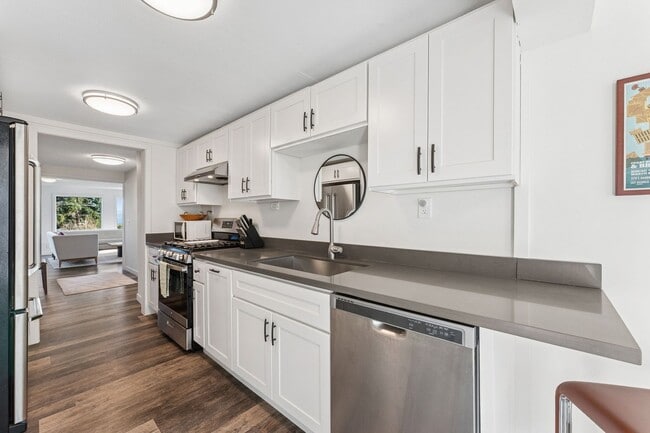 Building Photo - Waterfront Living!