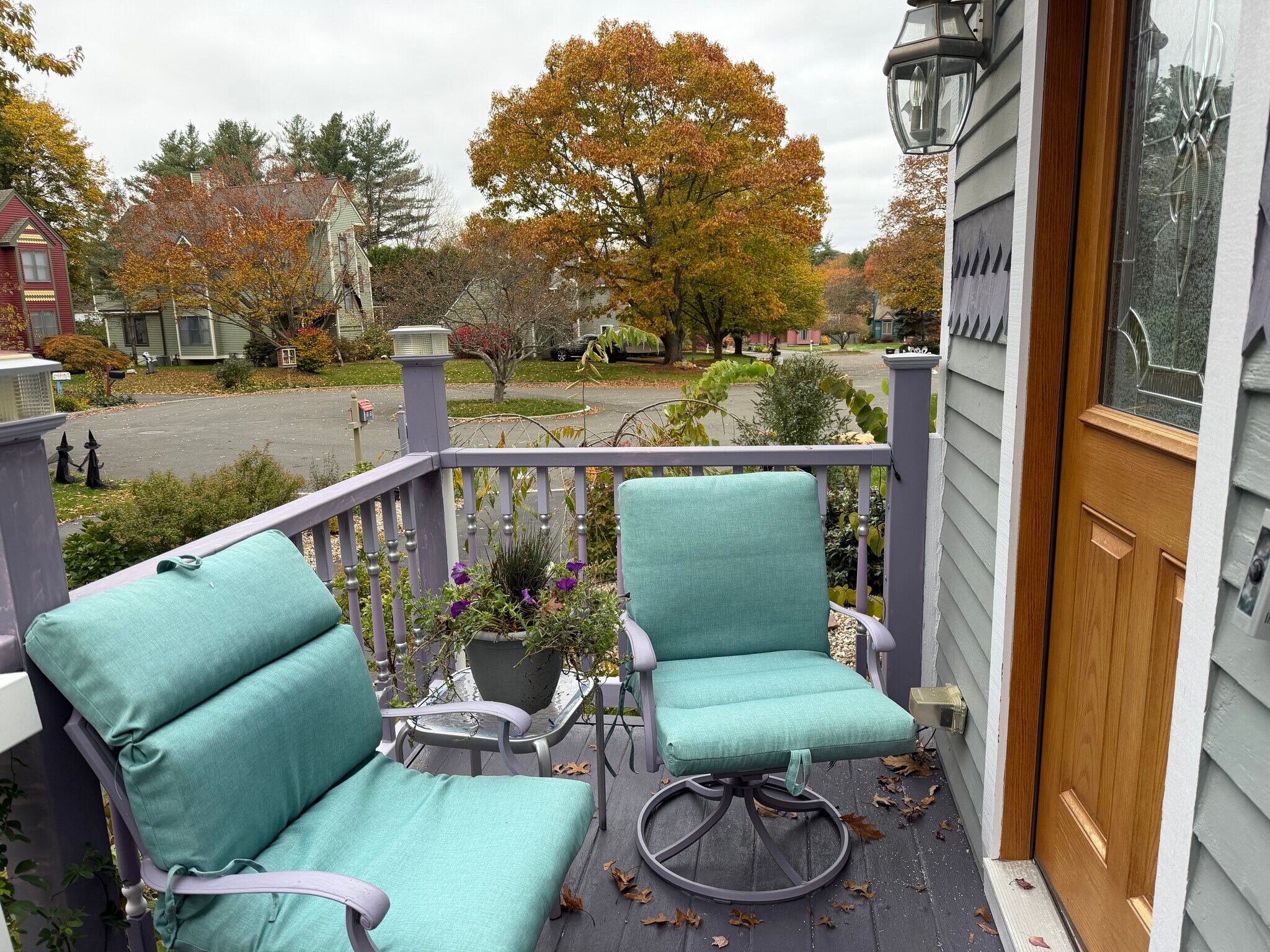 Driveway access to kitchen via porch. - 20 Magnolia Hl