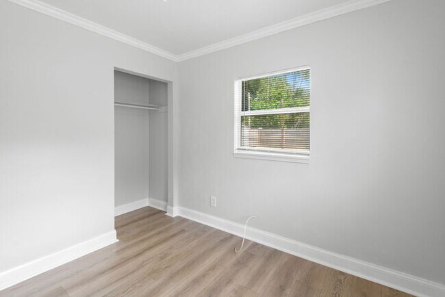 Building Photo - Home For Rent in St Petersburg!