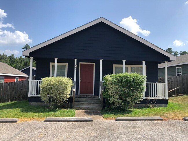 Building Photo - 115 Varsity Dr