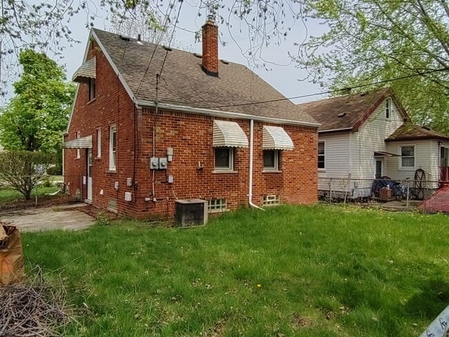 Building Photo - 3 bedroom, 2 bath, brick bungalow in Eastp...