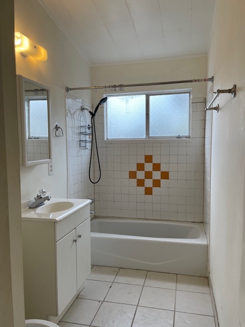 Bath room with bath tub & shower combo - 3123 Alma St