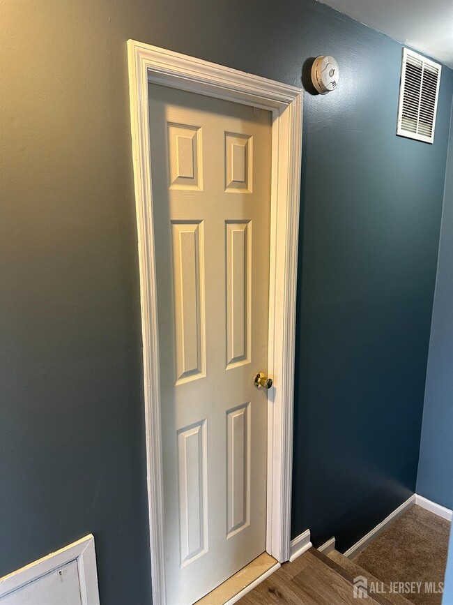 Building Photo - 7 Logan Ct