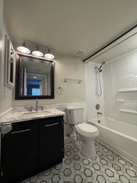 Building Photo - 2810 N Oakland Forest Dr