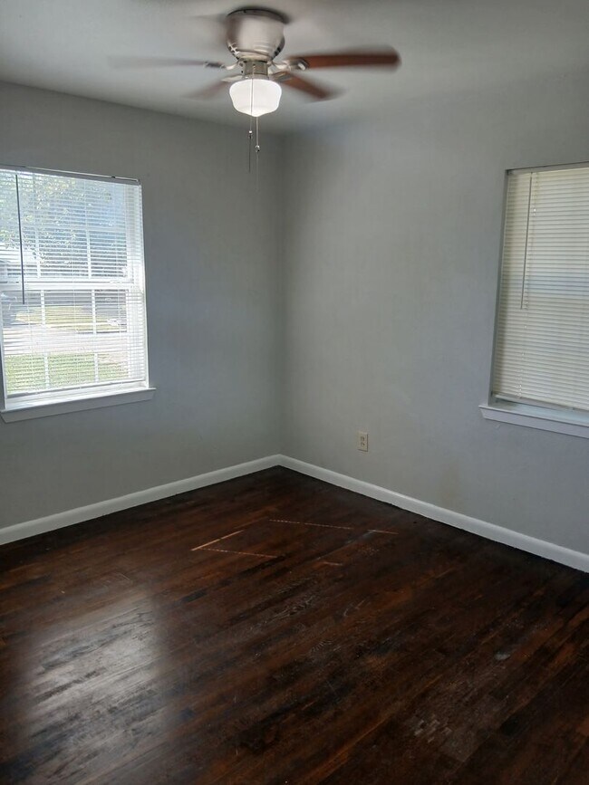 Building Photo - 4 Bedrooms and 1 Bath Near Hwy 75 and Fore...