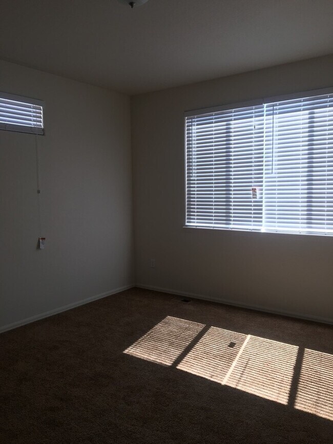 Building Photo - Newer, Spacious 3 Bedroom / 2 Bath in Wellington! New Carpet and Paint Before Move In