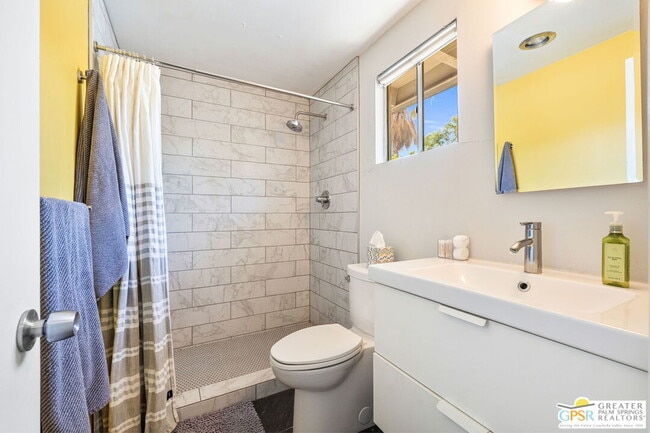 Building Photo - 2267 N San Antonio Rd