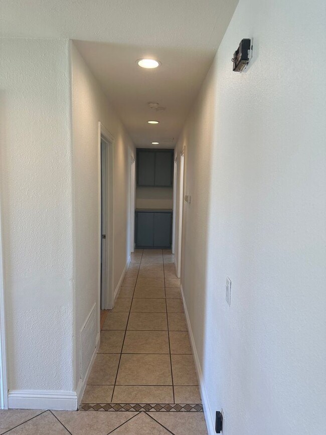 Building Photo - Ontario single 3 bed 2 bath single house