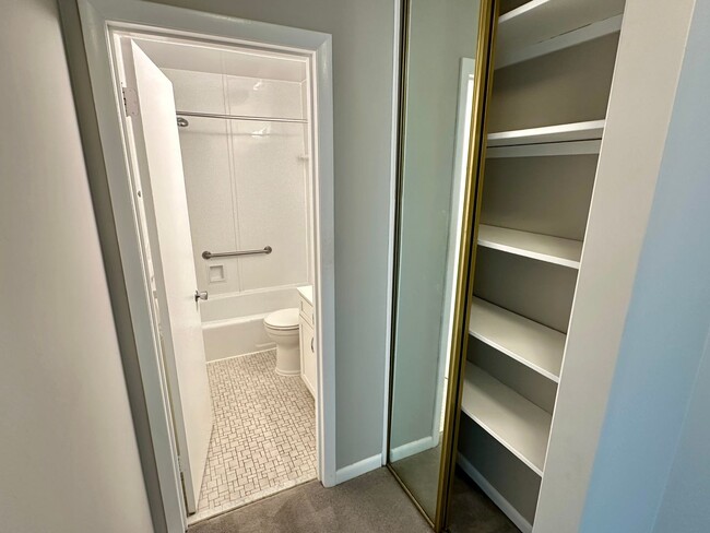 Building Photo - Spacious and sunny 1 bed/1 bath balcony co...