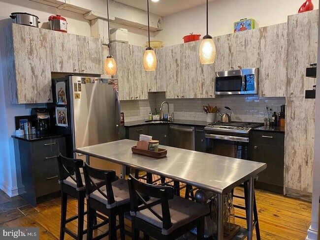 Building Photo - 828 N Hancock St