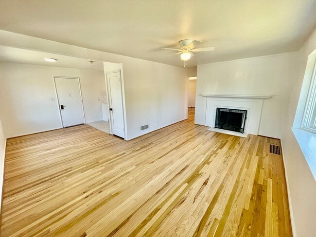 Building Photo - Modern and Bright 3Bd/1B Home | Washer & D...