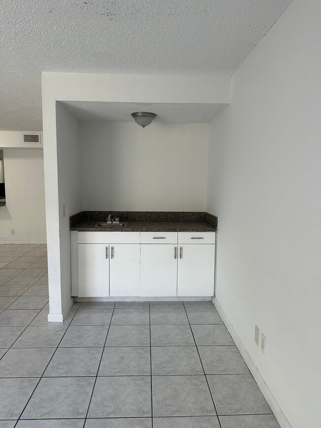 Building Photo - 931 SW 20th Ct