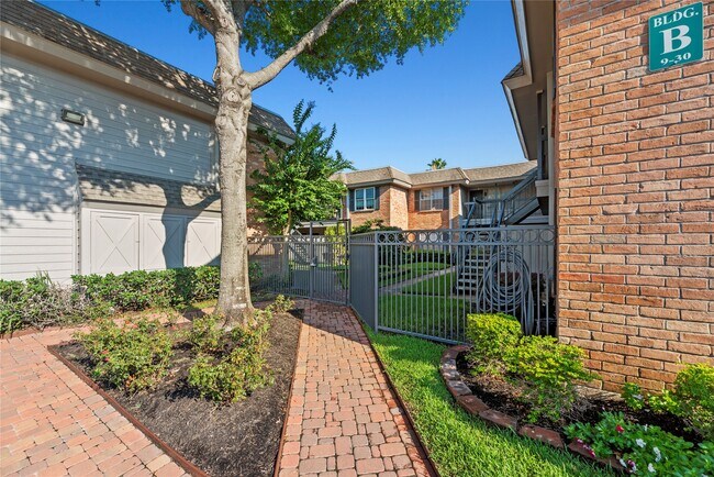 Building Photo - 1223 Augusta Dr