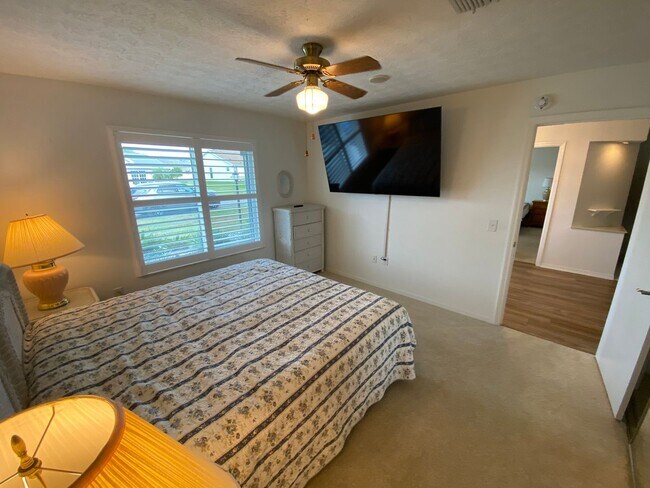Building Photo - Welcome home to this bright, beautifully maintained 2-bedroom, 2-bath Stonecrest home, offered mo...