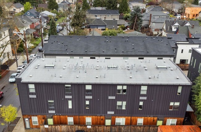 Building Photo - 2nd MONTH RENT FREE!- Contemporary 2 Bedroom, 1.5 Bathroom Apartment, Northeast Portland