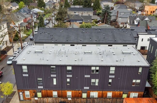Building Photo - Contemporary 2 BD | 1.5 BA Apartment in The Heart of Northeast Portland