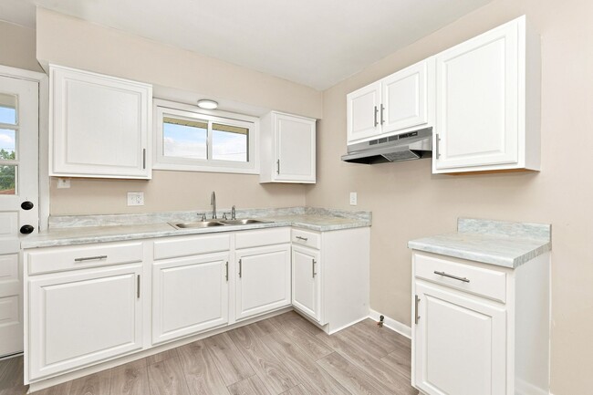 Building Photo - 248 Canterbury Dr