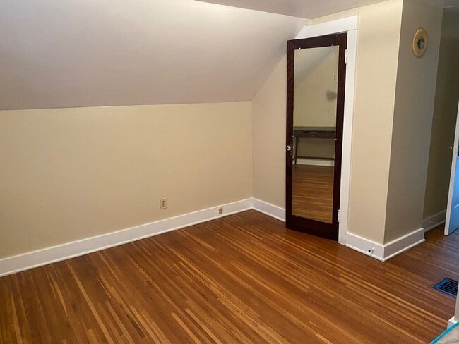 Building Photo - (STUDENT HOUSING) Stunning 5 bedroom, 1 Of...