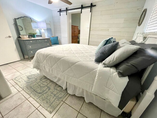 Building Photo - Beautiful Pool Home in East Venice