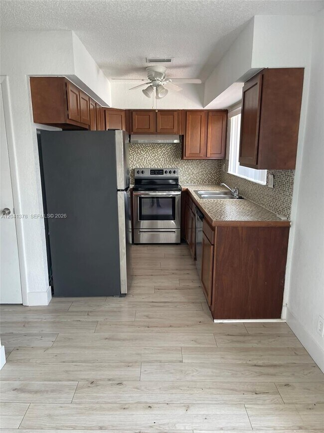 Building Photo - 2580 Coral Springs Dr