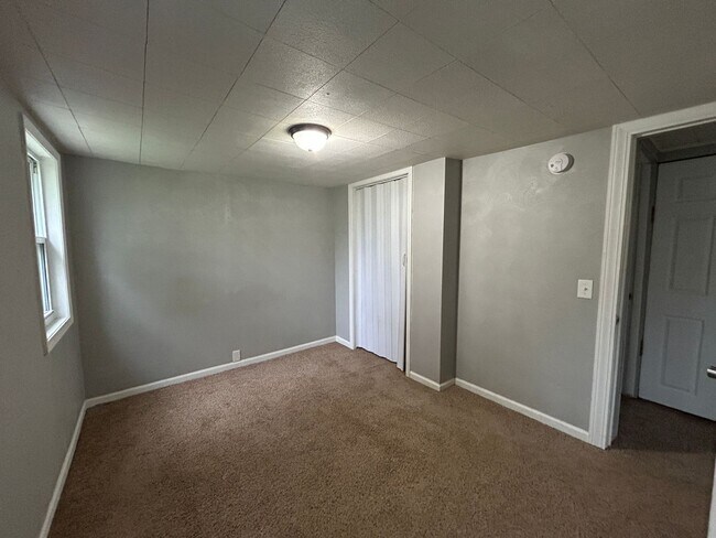 Building Photo - 3 bedroom 1 bath house in East Moline