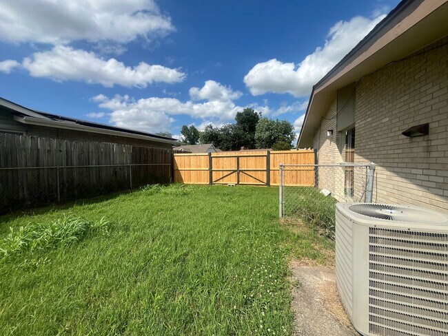 Building Photo - Light, bright, & Move- In ready with ultimate flexibility!