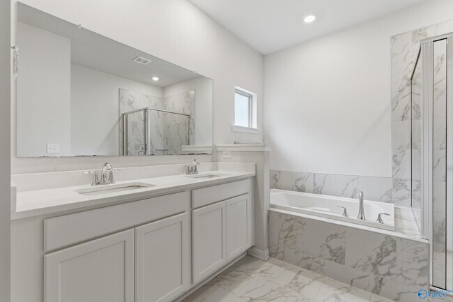 Building Photo - 15007 Greenleaf Dr