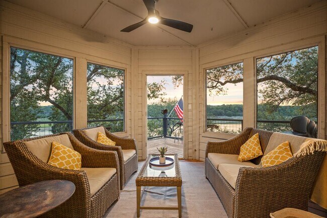 Building Photo - 1352 Lakeshore Dr