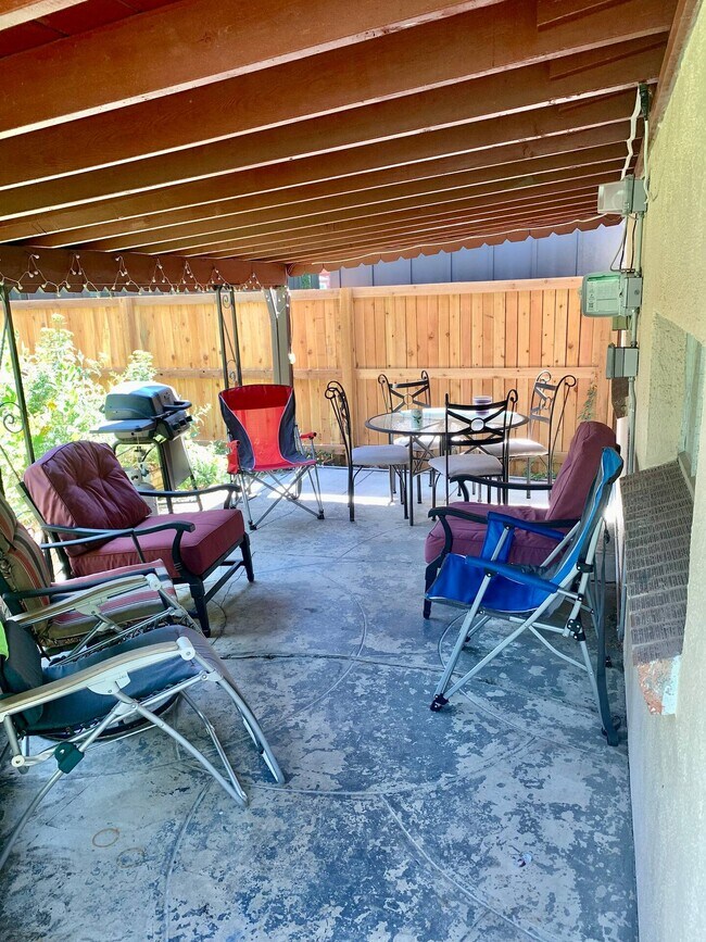 covered patio - 2925 Newton St
