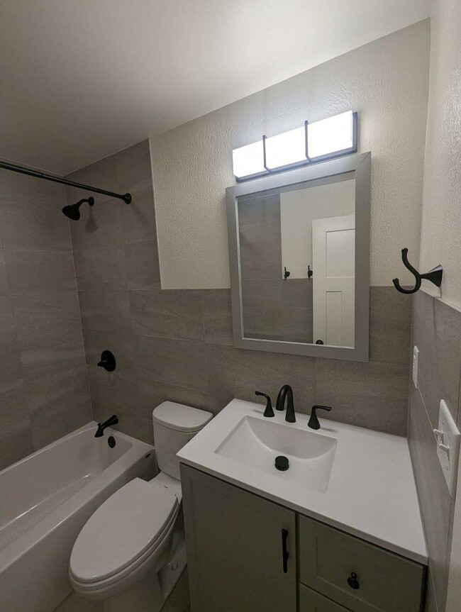 Building Photo - 622 S Woodland Ave