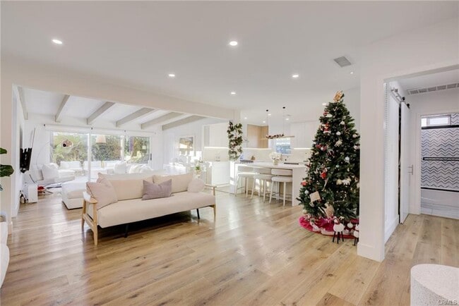 Building Photo - 8161 Encino Ave