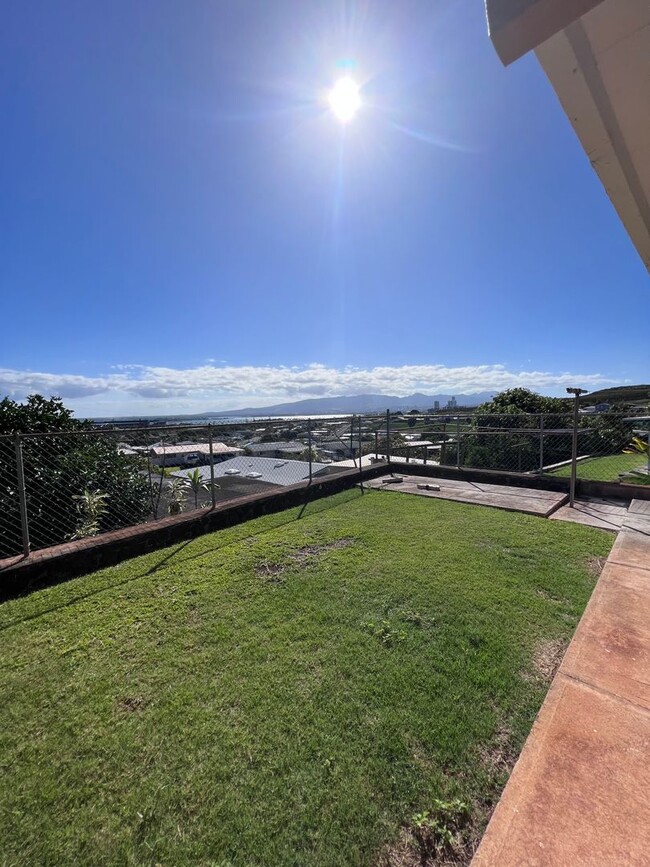 Building Photo - Amazing 3 Bedroom 2.5 Bath * Lanai * AC