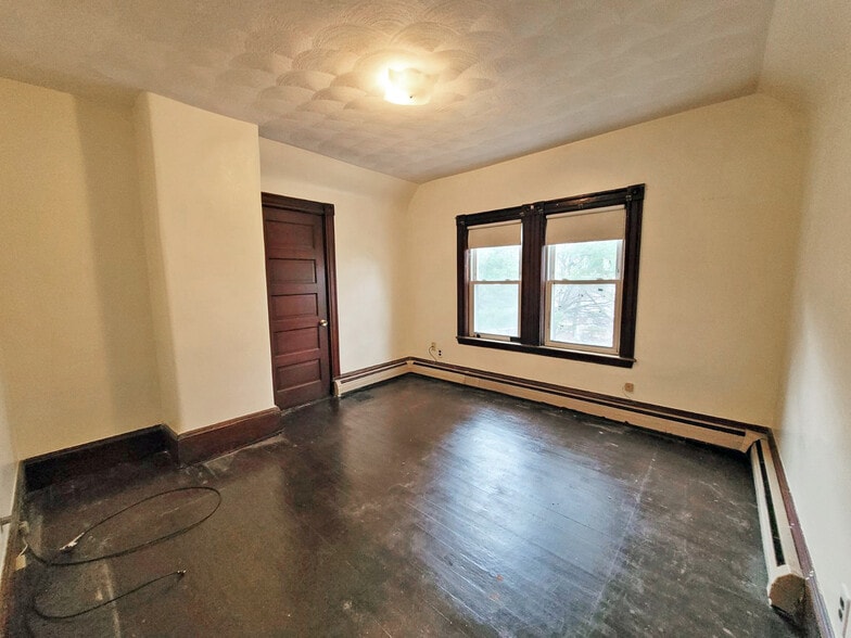 Building Photo - 168 Elm St