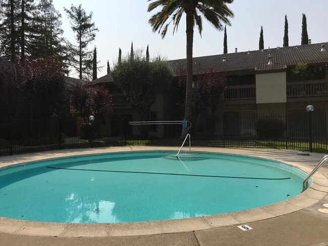 Building Photo - Beautiful upper level 1 bedroom, 1 bath unit in Station West